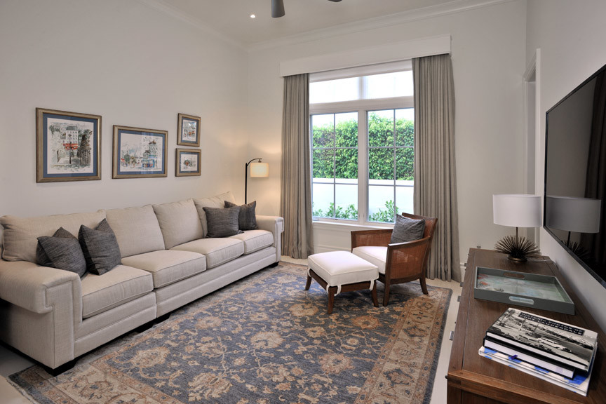 Идея дизайна: изолированная гостиная комната среднего размера в стиле неоклассика (современная классика) с белыми стенами, мраморным полом, телевизором на стене, бежевым полом и ковром на полу без камина