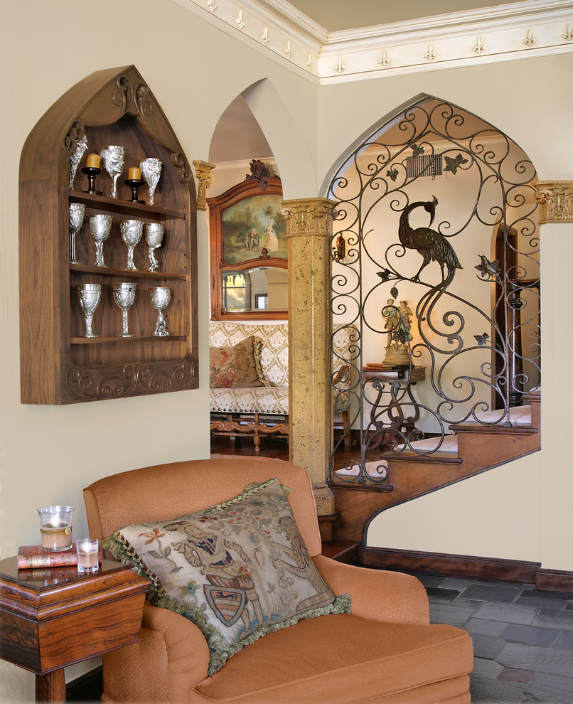Ispirazione per un soggiorno tradizionale con libreria e pavimento in ardesia