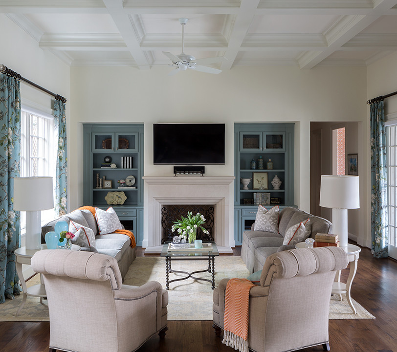 Ejemplo de sala de estar clásica renovada con paredes blancas y suelo de madera en tonos medios