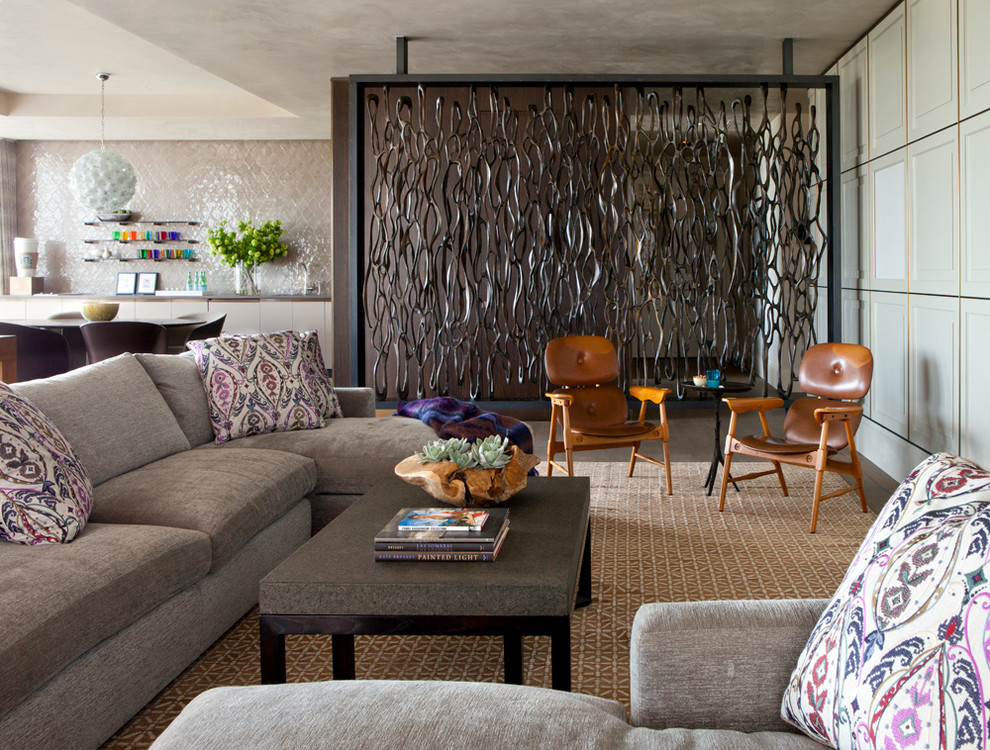 Foto de sala de estar abierta contemporánea grande con paredes beige y moqueta