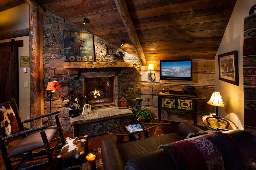 Cette image montre une salle de séjour chalet avec une cheminée d'angle.