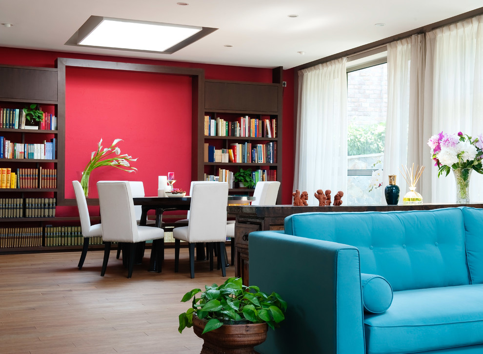 Ispirazione per un grande soggiorno design aperto con pareti multicolore, pavimento in legno massello medio e parete attrezzata