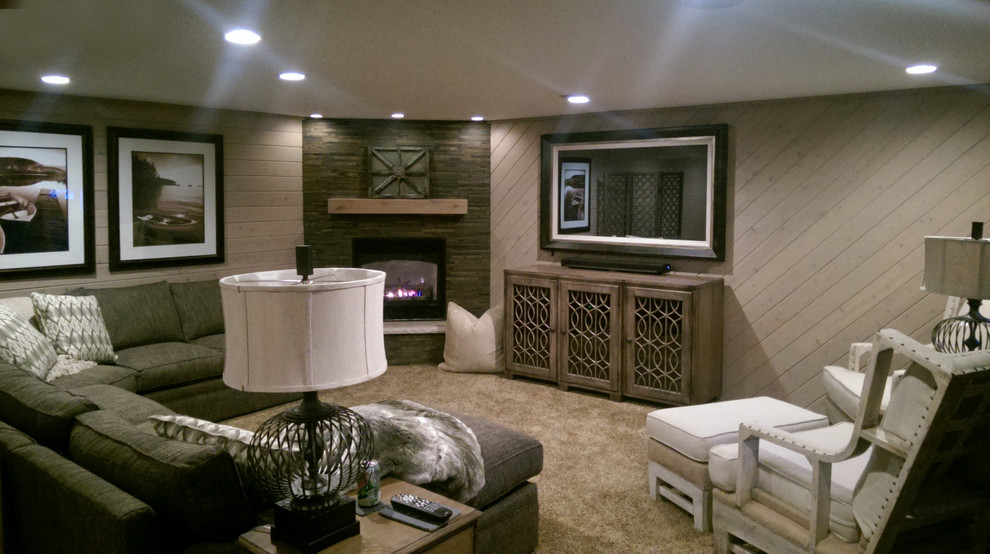 Imagen de sala de estar abierta tradicional de tamaño medio con paredes beige, moqueta, chimenea de esquina, marco de chimenea de piedra y televisor retractable