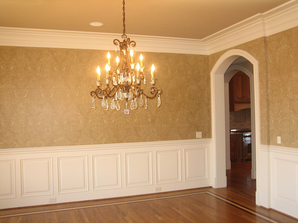 Cette photo montre une salle de séjour victorienne de taille moyenne et fermée avec un mur beige et un sol en bois brun.