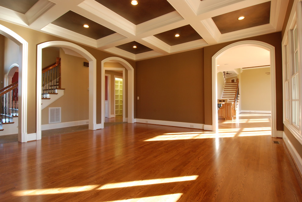 Großes, Offenes Rustikales Wohnzimmer mit beiger Wandfarbe, braunem Holzboden, Kamin und verputzter Kaminumrandung in Nashville