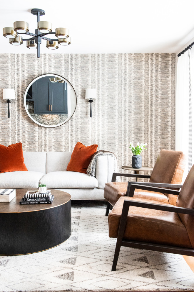 Modelo de sala de estar abierta tradicional renovada con paredes grises, suelo de madera en tonos medios y suelo marrón