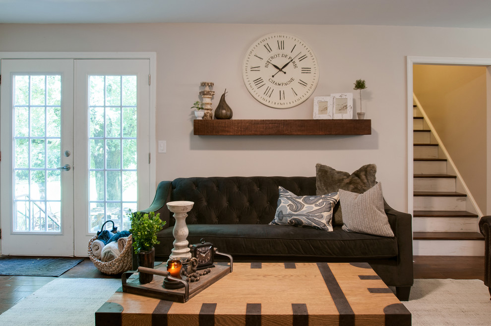 Idee per un soggiorno rustico di medie dimensioni e aperto con pareti grigie, pavimento in legno massello medio, TV a parete e pavimento marrone