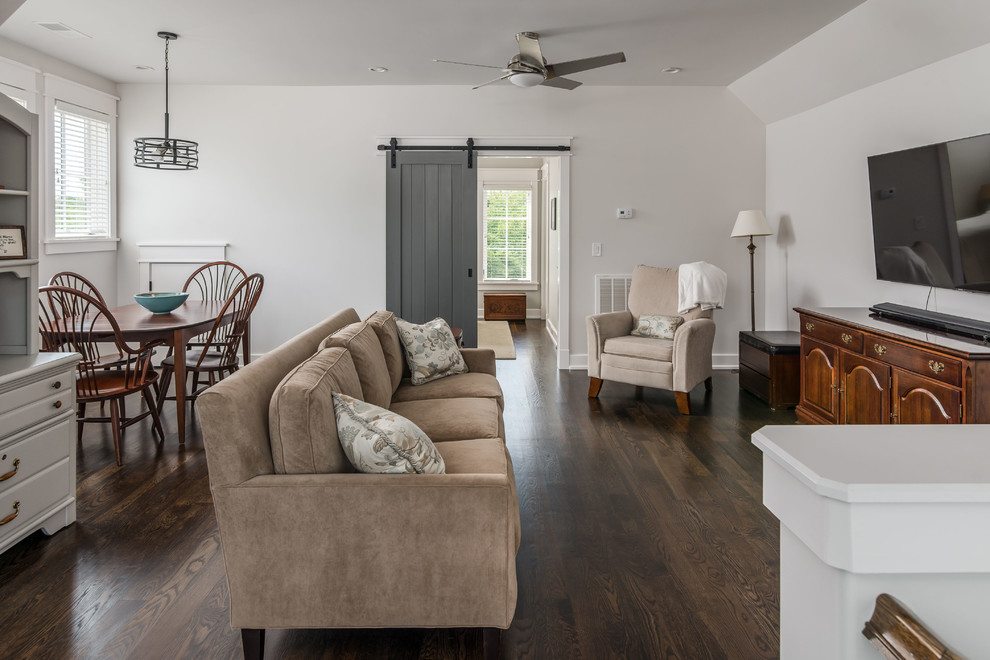 Landhaus Wohnzimmer im Loft-Stil mit grauer Wandfarbe, dunklem Holzboden und TV-Wand in Nashville