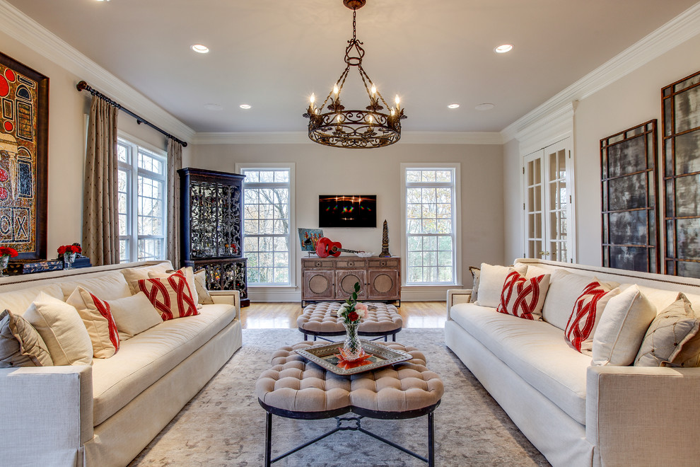 Abgetrenntes Klassisches Wohnzimmer mit beiger Wandfarbe, hellem Holzboden und beigem Boden in Nashville