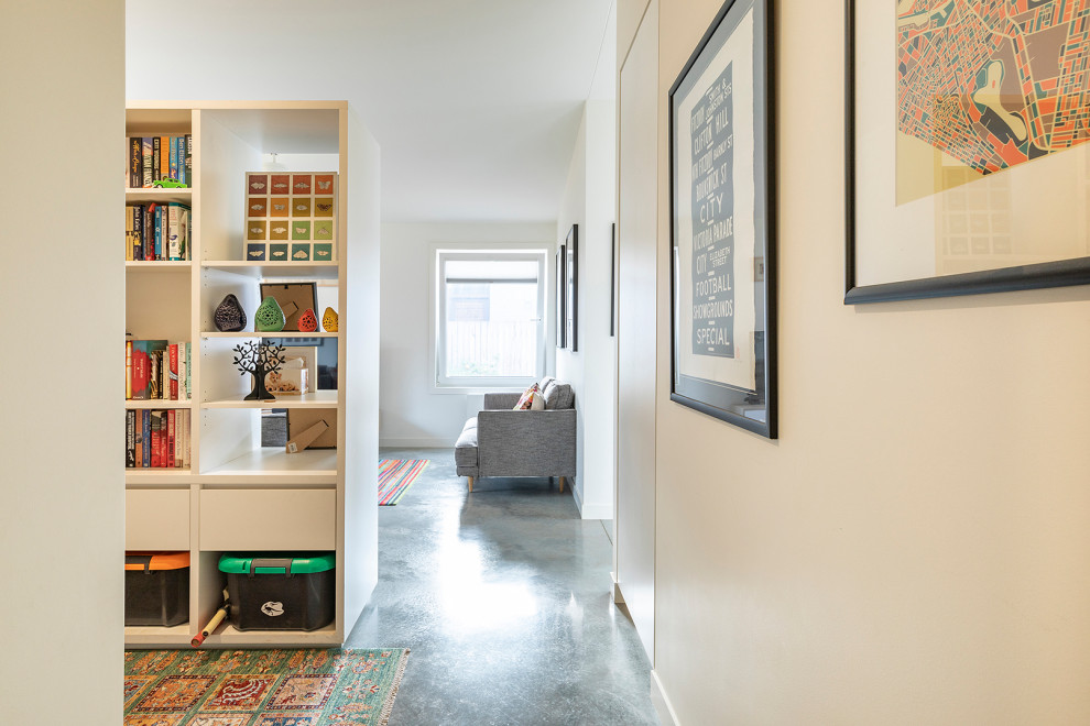 Kleines, Offenes Skandinavisches Wohnzimmer mit weißer Wandfarbe, Betonboden und grauem Boden in Canberra - Queanbeyan