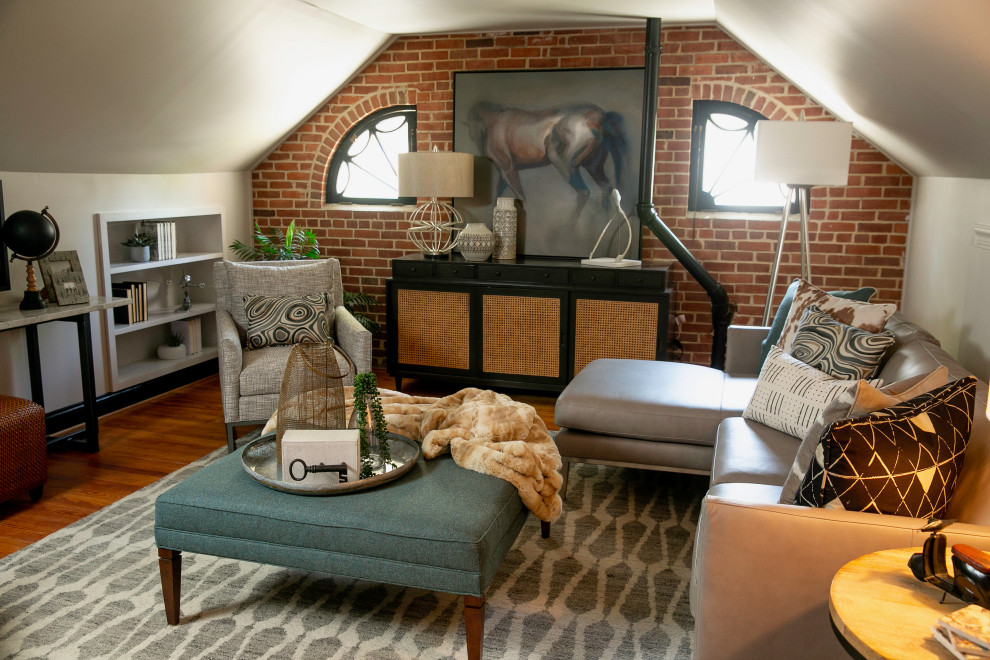 Imagen de sala de estar con barra de bar tipo loft ecléctica grande sin chimenea y televisor con paredes grises, suelo de madera clara y suelo beige
