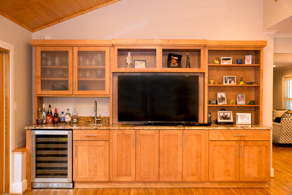 Mittelgroßes, Offenes Klassisches Wohnzimmer mit Hausbar, grauer Wandfarbe, braunem Holzboden und freistehendem TV in Charlotte