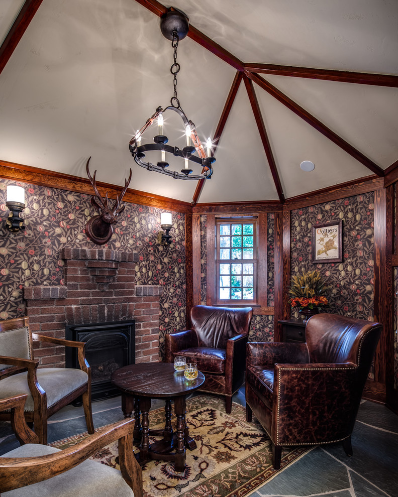 Imagen de sala de estar de estilo americano con paredes multicolor, todas las chimeneas, marco de chimenea de ladrillo y suelo gris