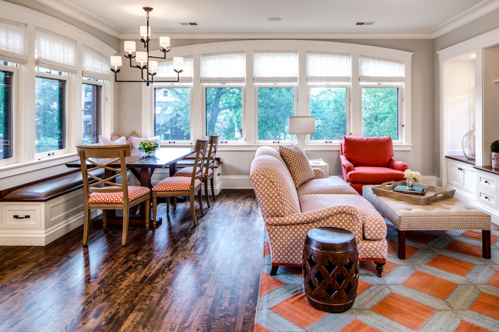 Offenes Klassisches Wohnzimmer mit braunem Holzboden und TV-Wand in Minneapolis
