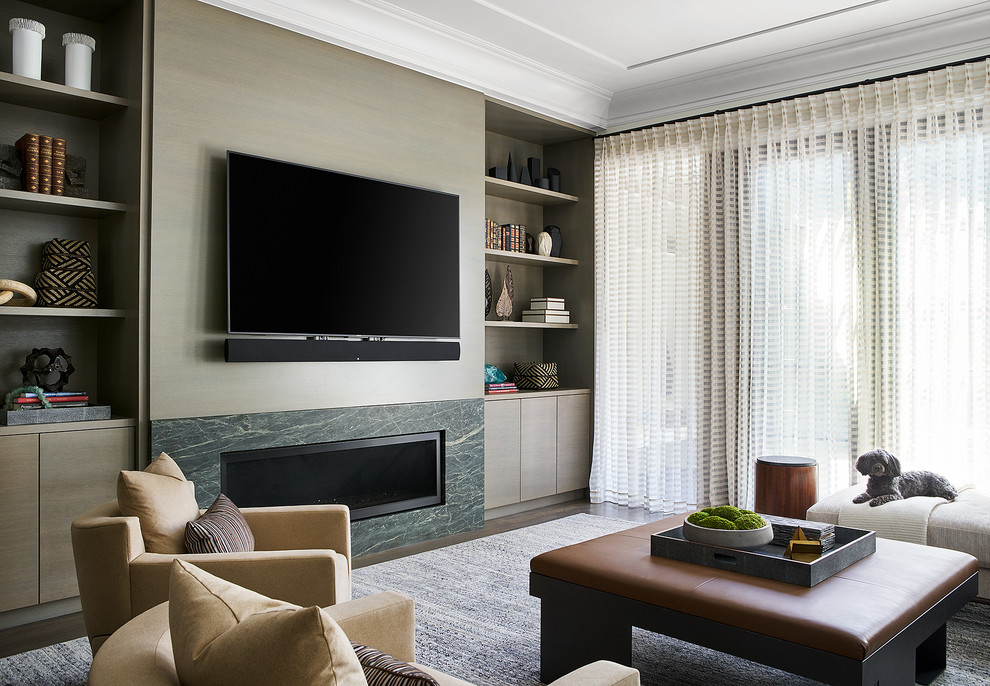 Immagine di un soggiorno design con camino lineare Ribbon, cornice del camino in pietra e TV a parete