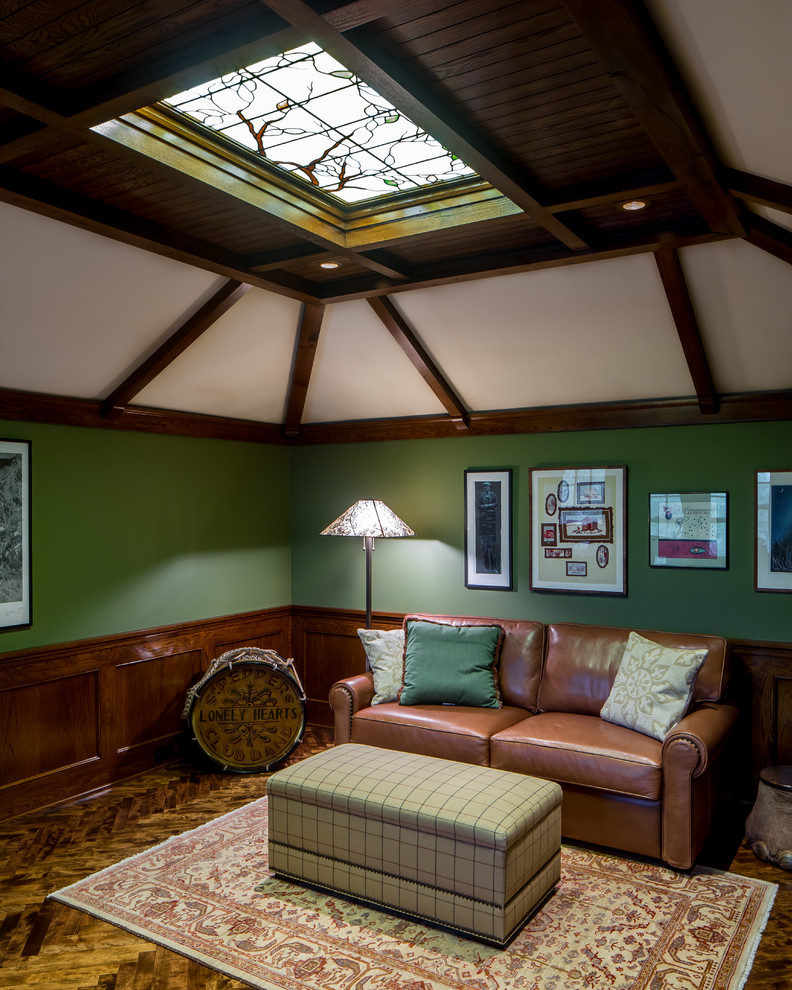 Свежая идея для дизайна: большая изолированная гостиная комната в классическом стиле с разноцветными стенами и паркетным полом среднего тона без камина, телевизора - отличное фото интерьера
