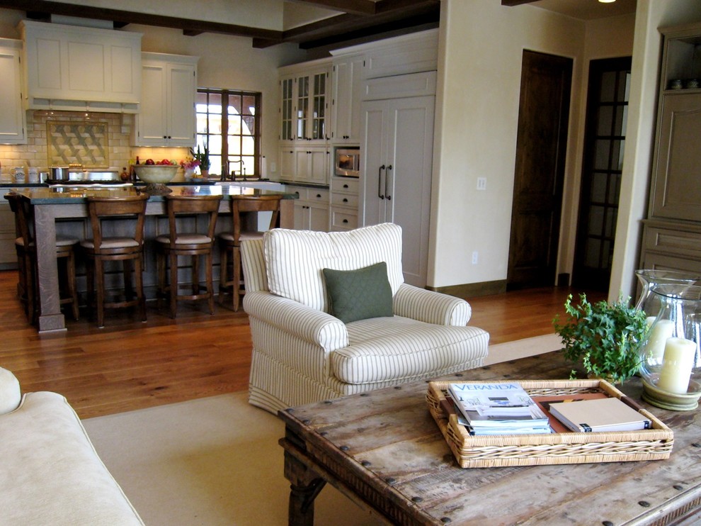 Diseño de sala de estar abierta tradicional de tamaño medio sin chimenea y televisor con suelo de madera en tonos medios