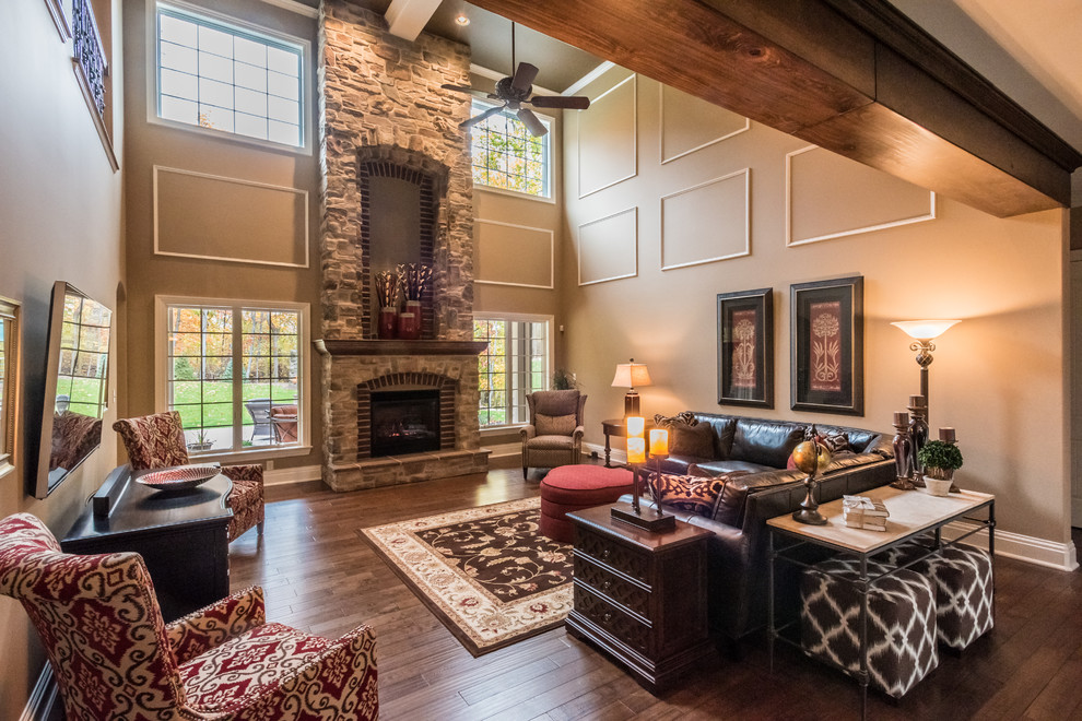 Ejemplo de sala de estar clásica con suelo de madera en tonos medios, todas las chimeneas, marco de chimenea de piedra y televisor colgado en la pared