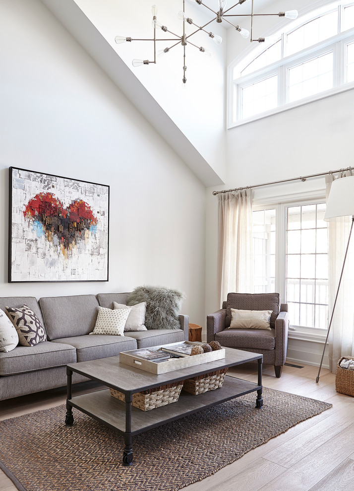 Diseño de sala de estar clásica renovada de tamaño medio sin chimenea con paredes blancas, suelo de madera clara y pared multimedia