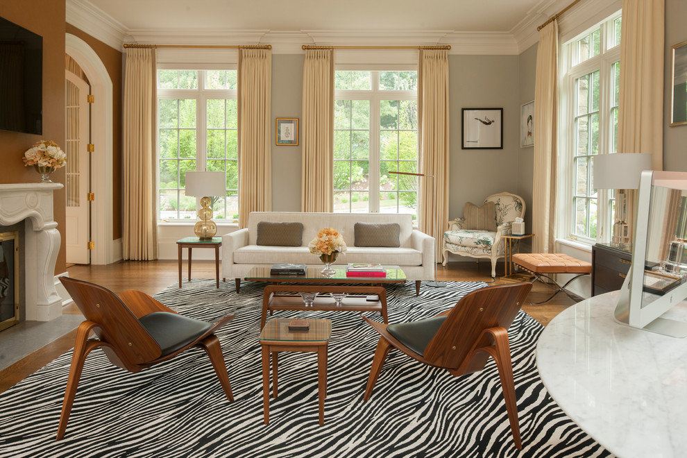 Свежая идея для дизайна: изолированная гостиная комната в классическом стиле с серыми стенами, стандартным камином и телевизором на стене - отличное фото интерьера