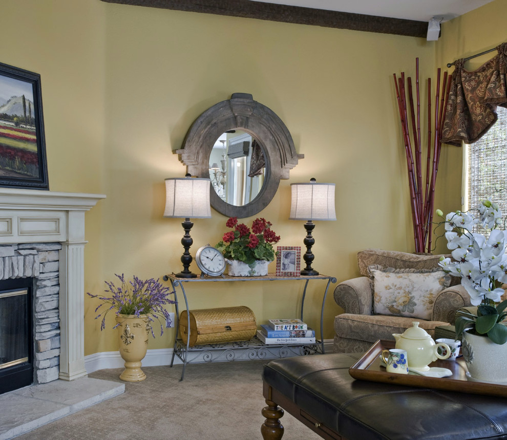 Mittelgroßes, Offenes Klassisches Wohnzimmer mit gelber Wandfarbe, Eckkamin, Kaminumrandung aus Stein, Multimediawand und beigem Boden in Los Angeles