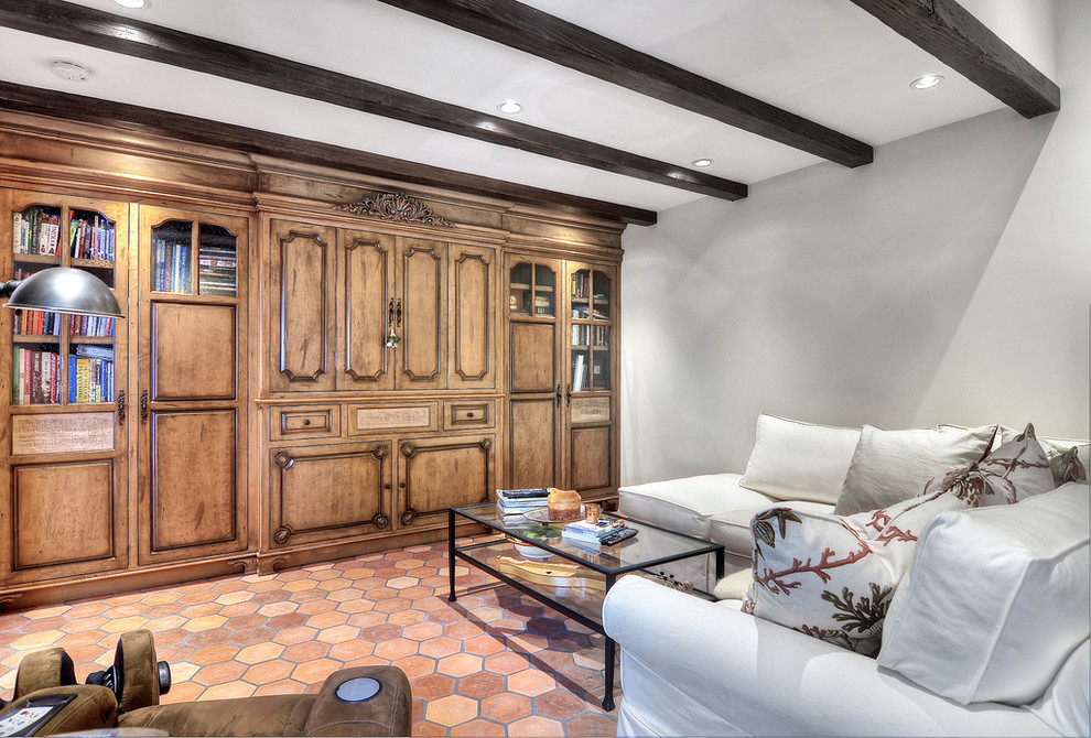 Aménagement d'une salle de séjour méditerranéenne de taille moyenne et ouverte avec un mur blanc, tomettes au sol, une cheminée standard et un manteau de cheminée en bois.