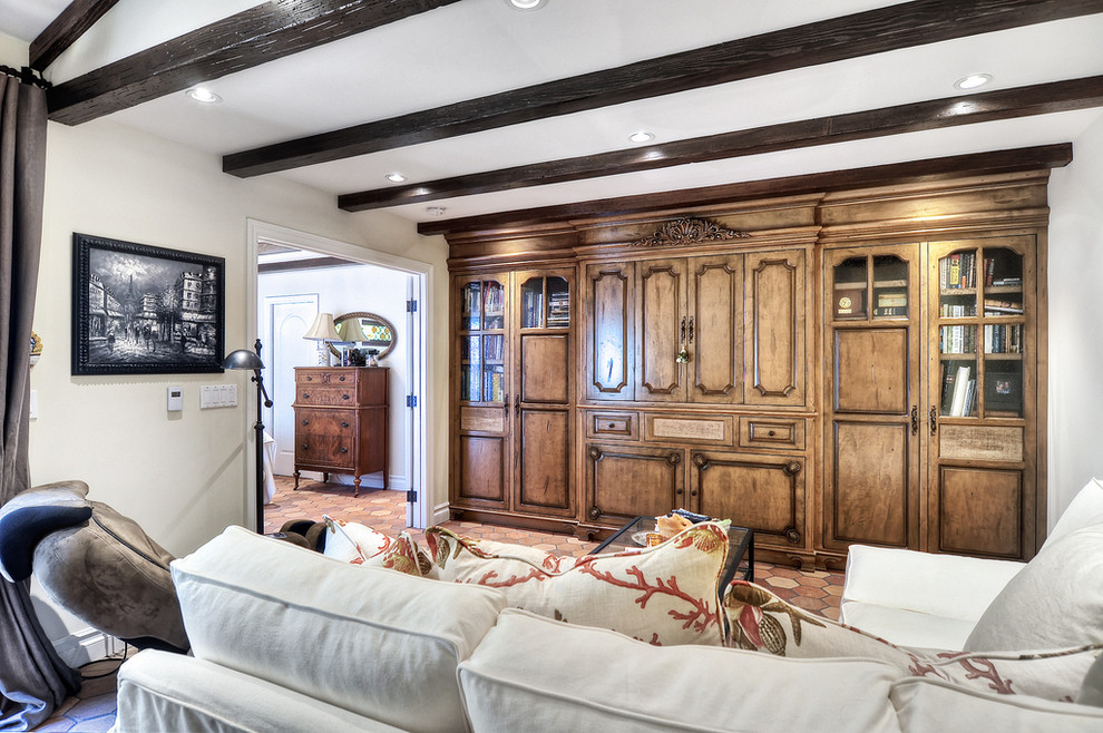 Mittelgroßes, Offenes Mediterranes Wohnzimmer mit weißer Wandfarbe, Terrakottaboden, Kamin und Kaminumrandung aus Holz in Orange County