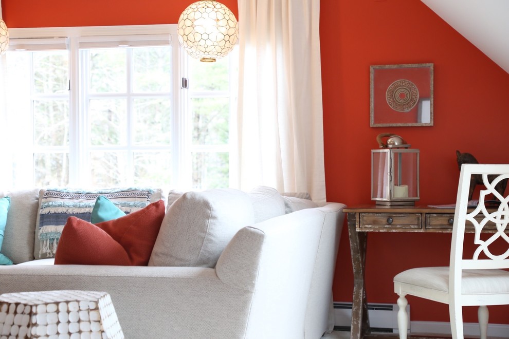 Imagen de sala de estar clásica de tamaño medio sin chimenea con paredes rojas, moqueta, televisor independiente y suelo beige