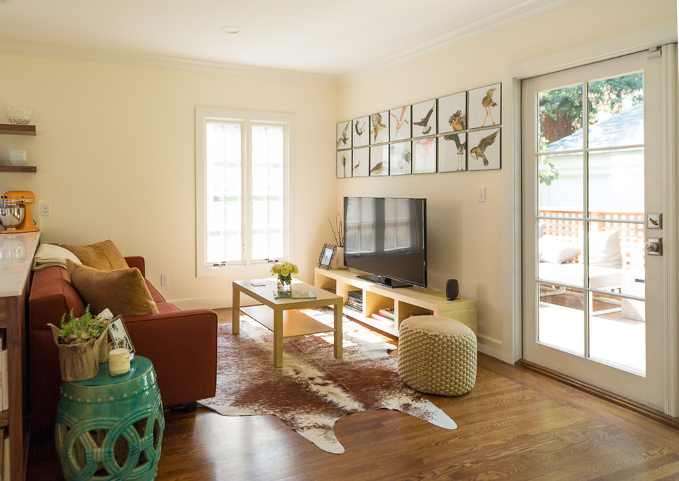 Idee per un soggiorno classico di medie dimensioni e aperto con pareti marroni, pavimento in legno massello medio, nessun camino, TV autoportante e pavimento marrone