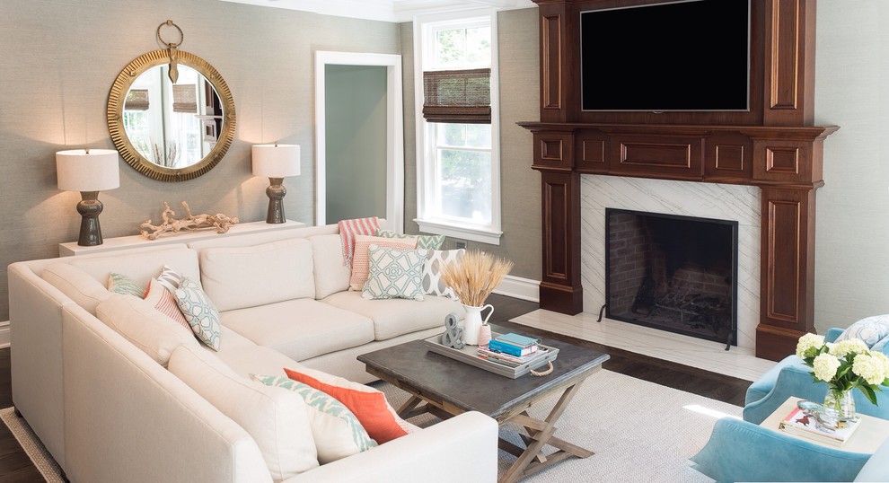 Diseño de sala de estar abierta contemporánea de tamaño medio con paredes grises, suelo de madera oscura, todas las chimeneas, marco de chimenea de madera y televisor colgado en la pared