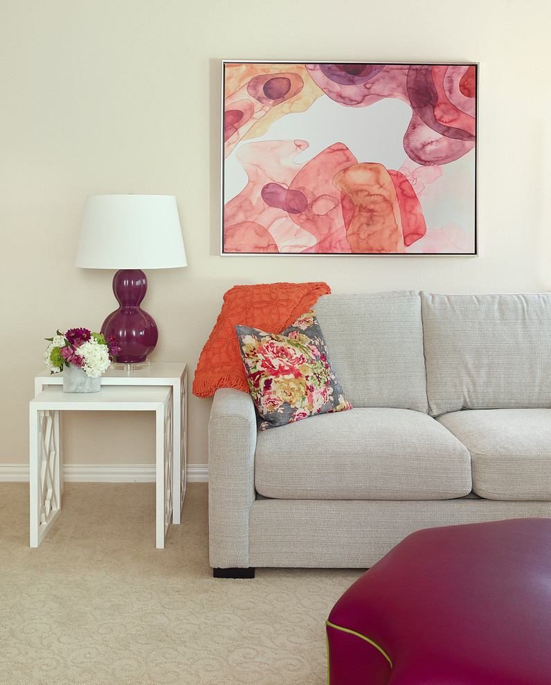 Offener Klassischer Hobbyraum mit beiger Wandfarbe, Teppichboden, TV-Wand und beigem Boden in Dallas
