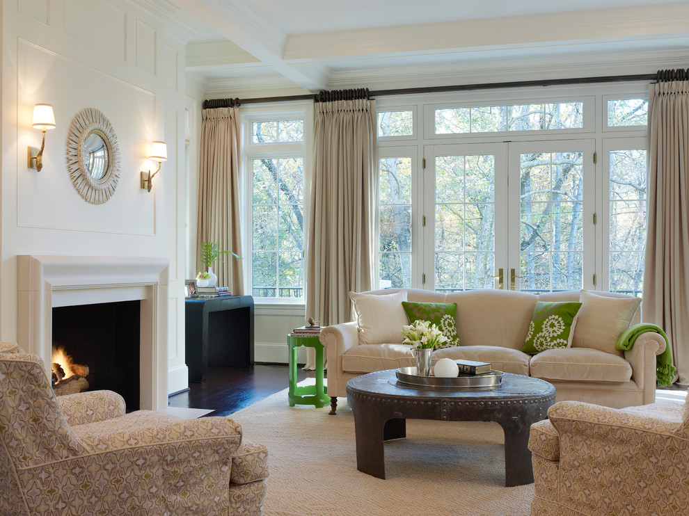 Modernes Wohnzimmer mit Kamin, weißer Wandfarbe, dunklem Holzboden und Kaminumrandung aus Stein in Washington, D.C.