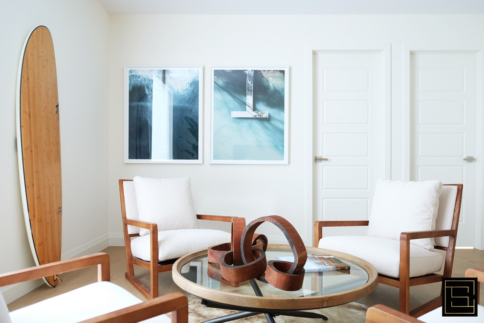 Foto de sala de estar moderna con paredes blancas, suelo de madera clara y televisor independiente