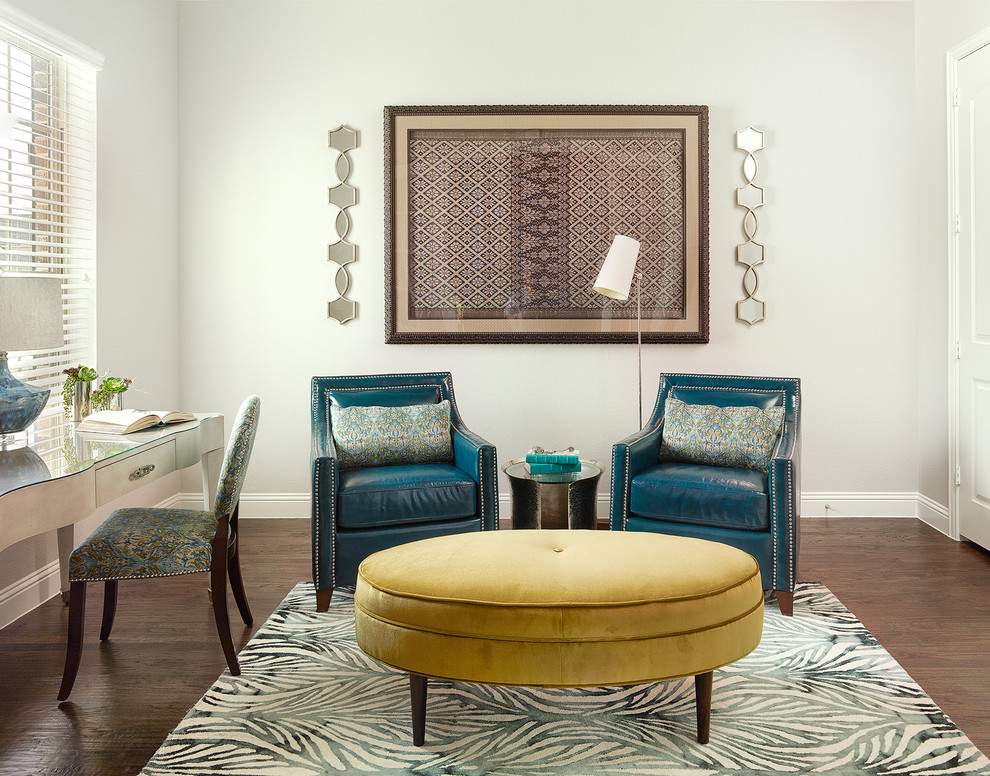 Imagen de sala de estar clásica renovada de tamaño medio sin chimenea con paredes grises, suelo marrón y suelo de madera oscura