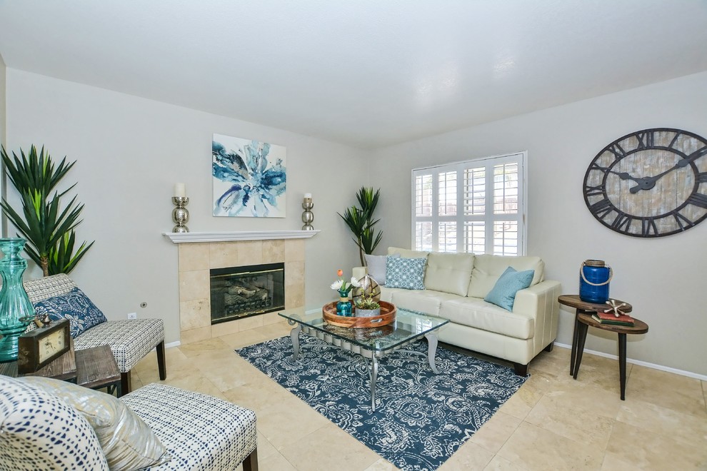 Foto di un soggiorno contemporaneo di medie dimensioni con pareti bianche e pavimento in travertino