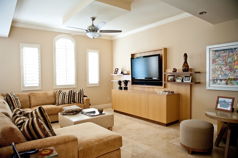 Свежая идея для дизайна: большая изолированная гостиная комната в стиле неоклассика (современная классика) с бежевыми стенами, полом из керамогранита, телевизором на стене и коричневым полом без камина - отличное фото интерьера