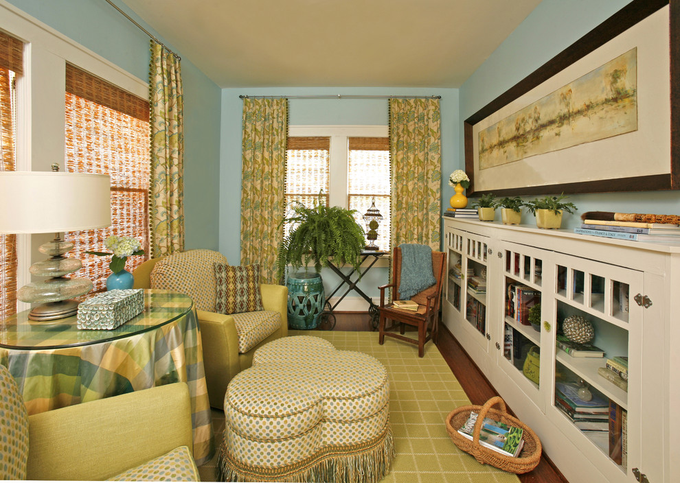 Imagen de sala de estar cerrada ecléctica pequeña sin televisor con paredes azules y suelo de madera oscura
