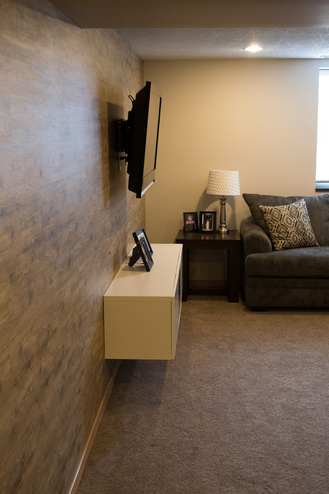 Foto di un soggiorno di medie dimensioni e chiuso con moquette, TV a parete e pavimento grigio