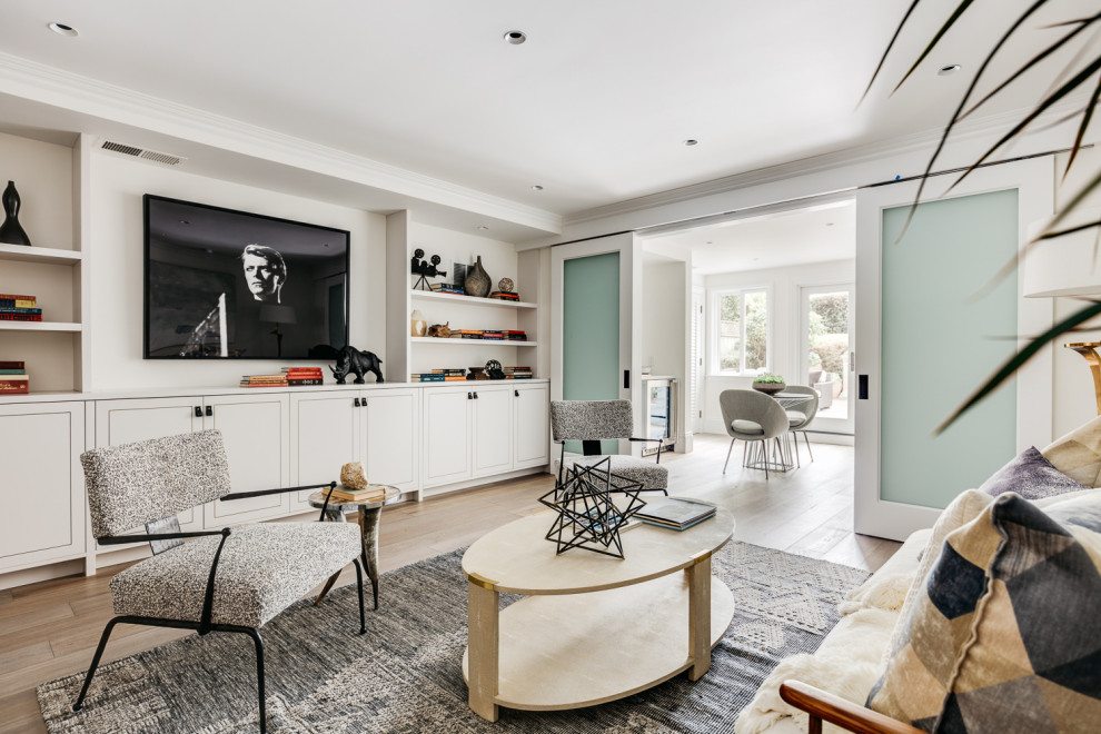Offenes Klassisches Wohnzimmer ohne Kamin mit weißer Wandfarbe, braunem Holzboden, TV-Wand und braunem Boden in San Francisco