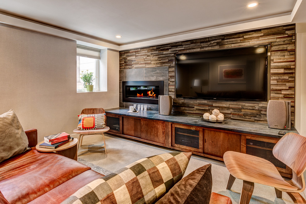 На фото: изолированная гостиная комната среднего размера в современном стиле с серыми стенами, бетонным полом, горизонтальным камином, фасадом камина из металла и телевизором на стене