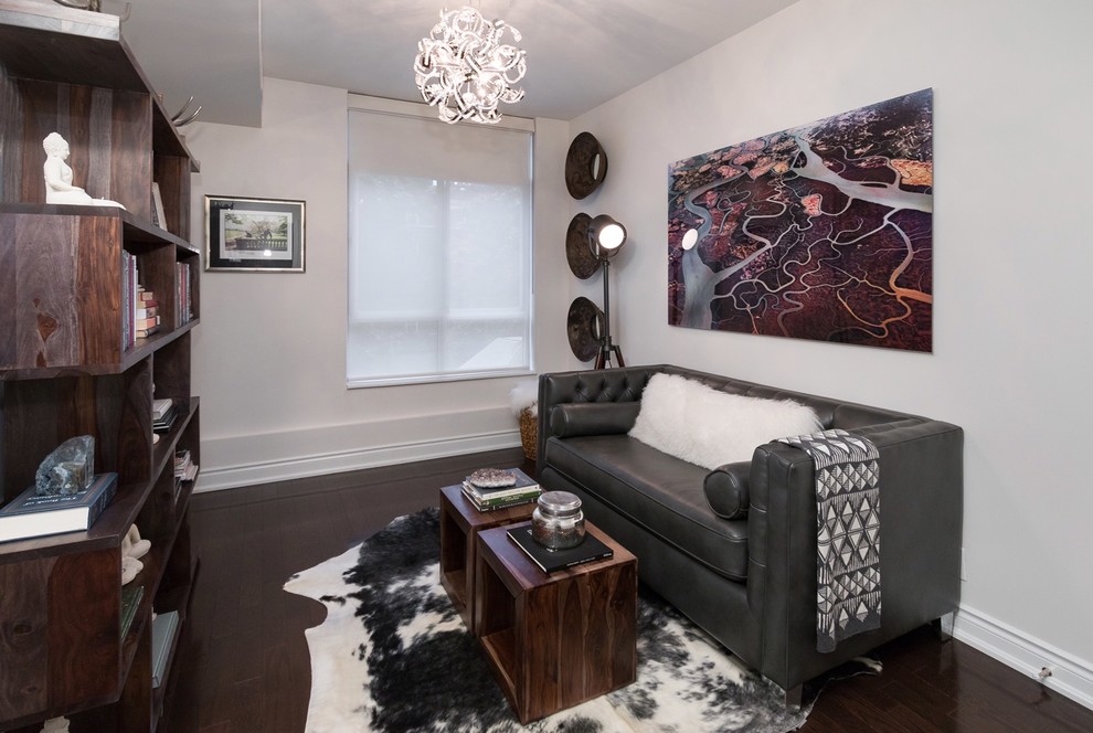 Mittelgroßes, Fernseherloses, Abgetrenntes Modernes Wohnzimmer ohne Kamin mit weißer Wandfarbe, dunklem Holzboden und braunem Boden in Toronto
