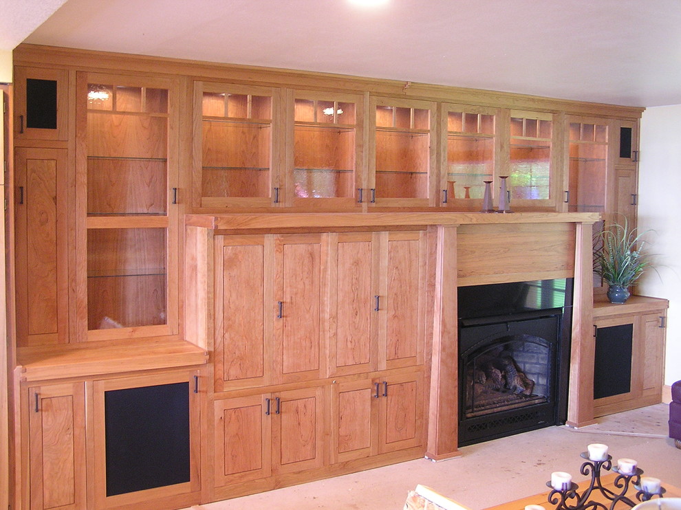 Inspiration pour une grande salle de séjour craftsman avec un manteau de cheminée en bois et un téléviseur encastré.