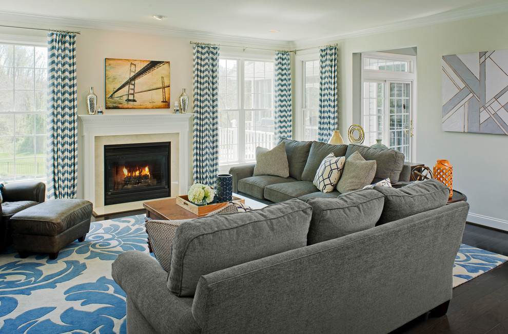 Foto di un grande soggiorno chic chiuso con pareti bianche, camino classico, TV autoportante e pavimento marrone