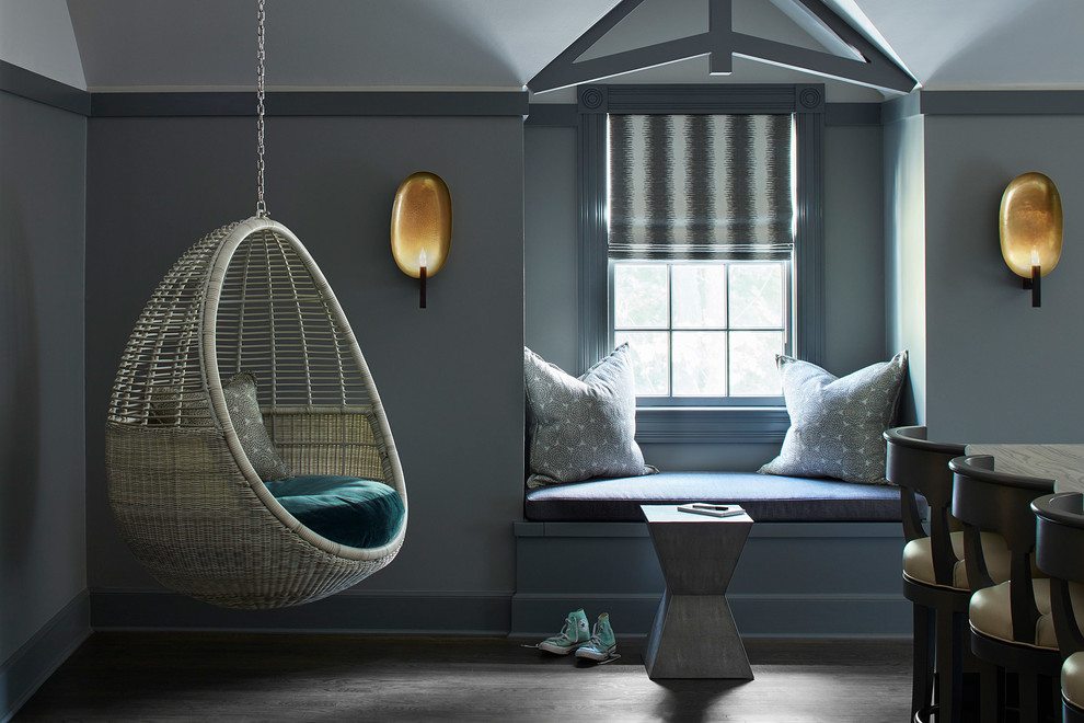 Идея дизайна: гостиная комната в стиле неоклассика (современная классика) с серыми стенами и темным паркетным полом