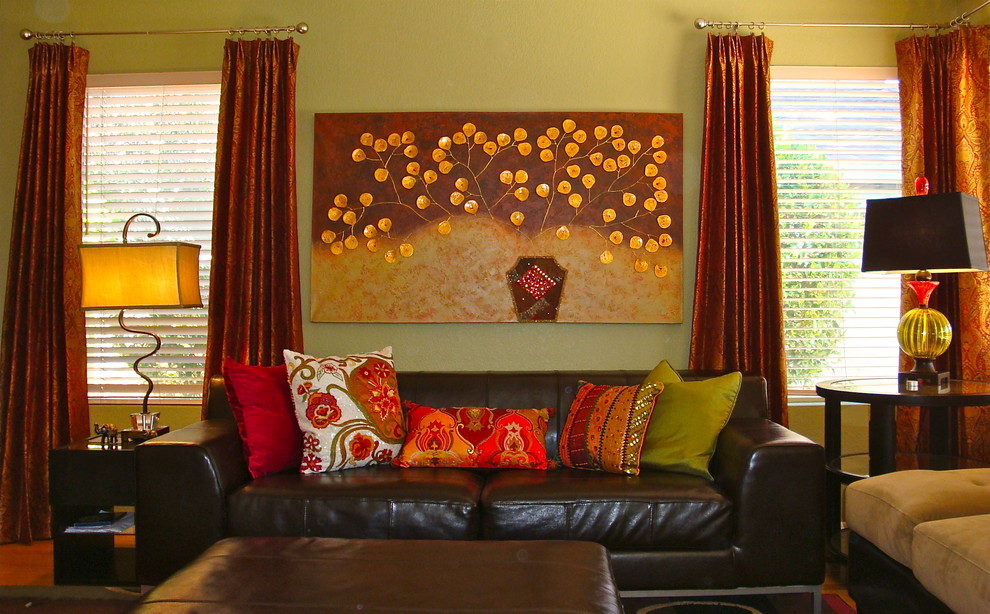 Modelo de sala de estar abierta bohemia de tamaño medio sin chimenea con paredes verdes y suelo de madera clara