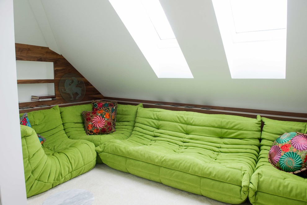 Foto di un piccolo soggiorno design stile loft con pareti bianche, moquette e parete attrezzata