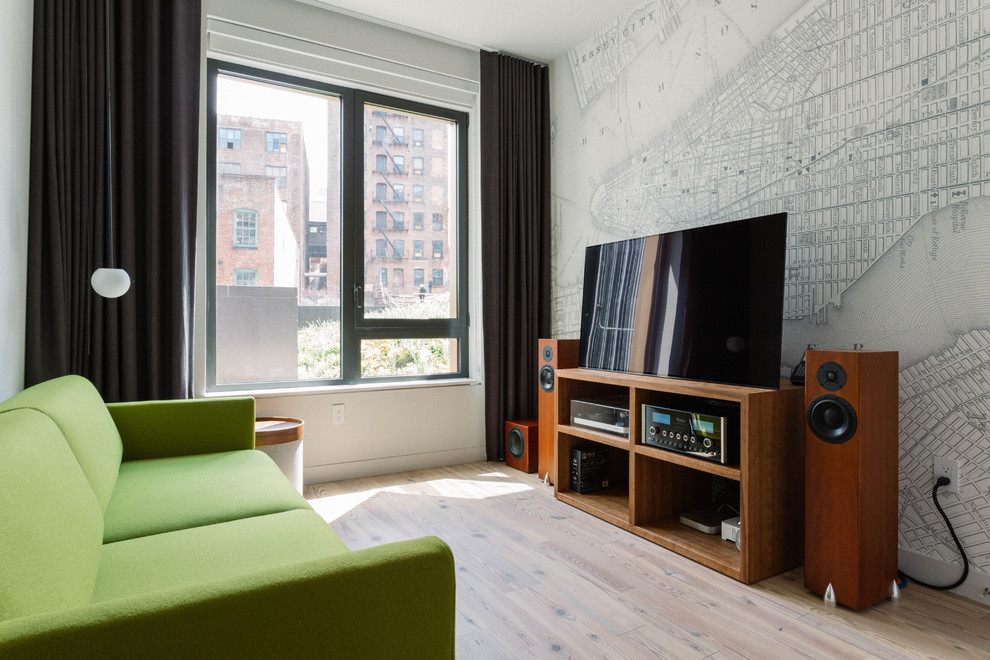 Foto på ett stort funkis avskilt allrum, med ett musikrum, vita väggar, ljust trägolv, en fristående TV och beiget golv