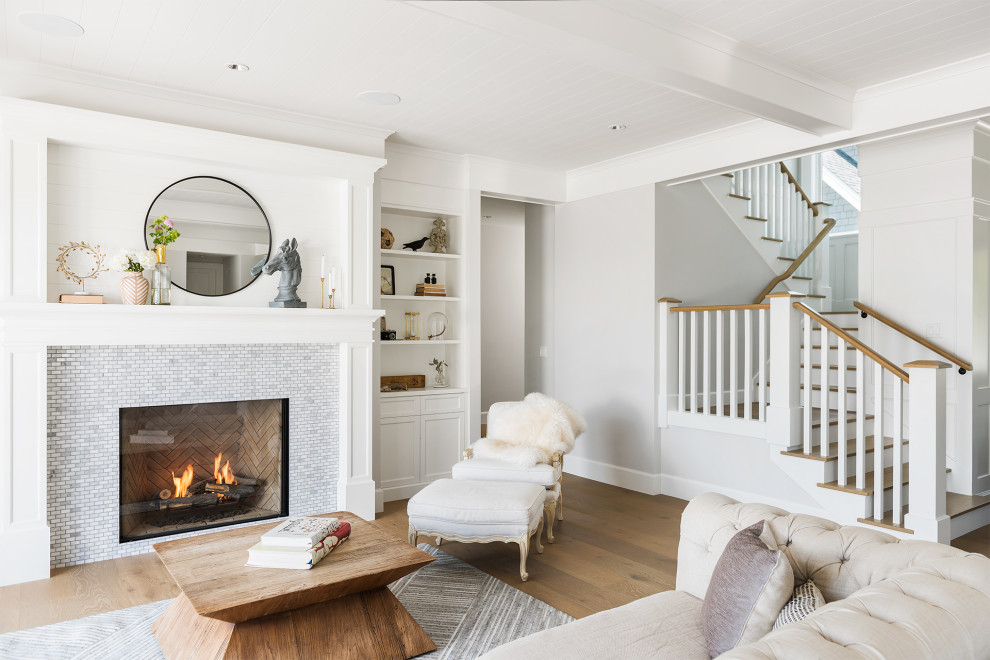 Aménagement d'une salle de séjour classique de taille moyenne et ouverte avec un mur blanc, parquet clair, une cheminée standard, un manteau de cheminée en carrelage et un sol beige.