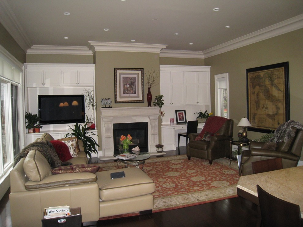 Transitional family room photo in Toronto