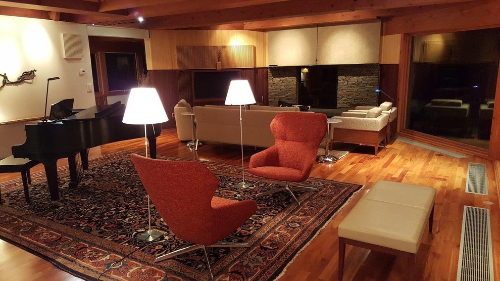 На фото: открытая гостиная комната среднего размера в стиле неоклассика (современная классика) с серыми стенами, темным паркетным полом, стандартным камином, фасадом камина из плитки и отдельно стоящим телевизором